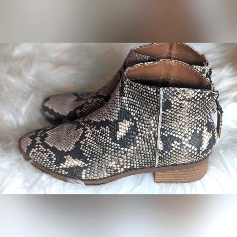 EUC faux blk/white snakeskin pointed toe zip back closure low heel ankle booties